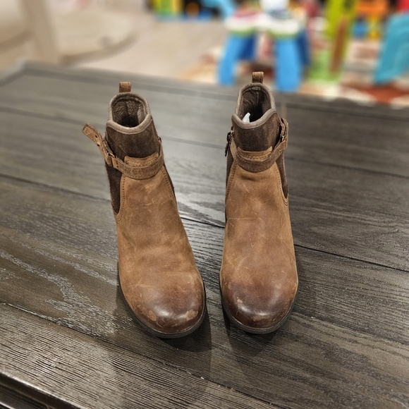 UGG Emalie Wedge Boots - Picture 5 of 9